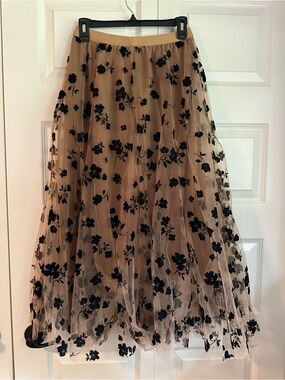 chic Beige Tulle A-Line Skirt with Black Floral Appliqué